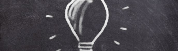 Mit Kreid gemalte Glühbirne auf einer Tafel